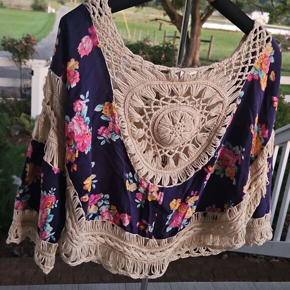 Love J Cream Floral Hippie Flowy Crochet Cover-Up Medium Preowned Good Condition - Picture 3 of 9